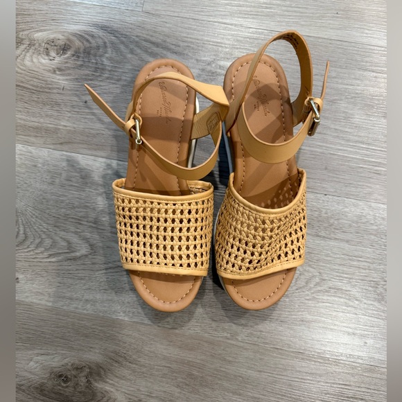 Universal Thread Shoes - Woven Tan Sandals